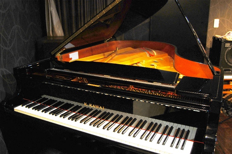 グランドピアノ